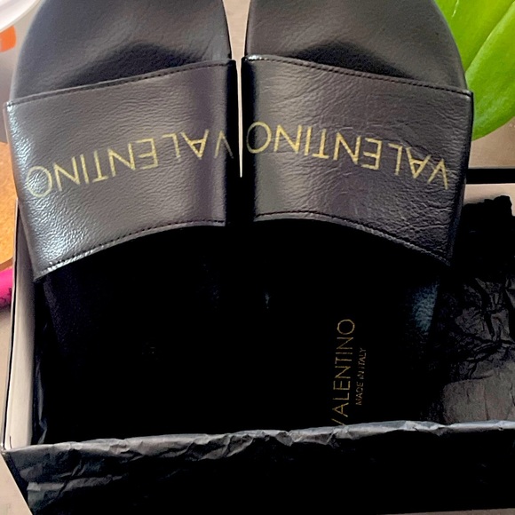 Valentino slides in size 40/ 9 used few times  still in box great condition - Picture 3 of 10